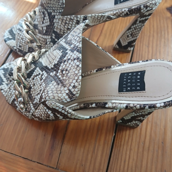 White House Black Market White Brown W/ Gold Chain Snakeskin Mule Heels Sz 6.5 - Picture 8 of 16